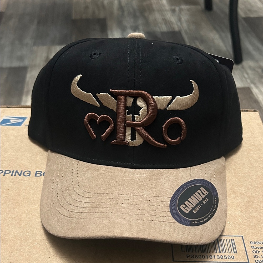 Muza Black and Tan Embroidered Hat